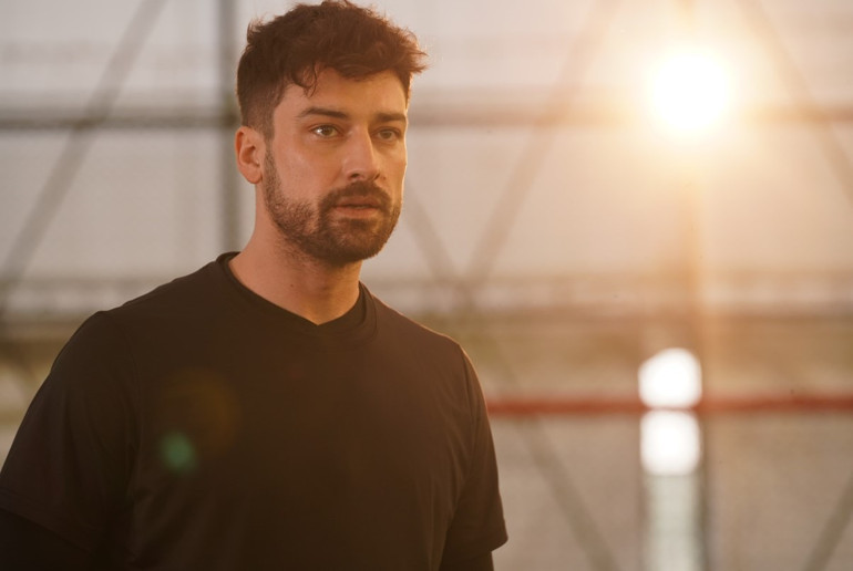 Travmalarıyla savaşan bir yıldız... Kenan, içindeki çocuğu büyütememiş bir karakter