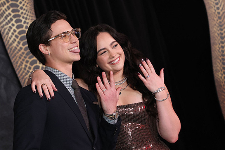 Dizi aşkı gerçek oldu Bir anda yüzüklerini gösterdiler… Sürpriz nişan