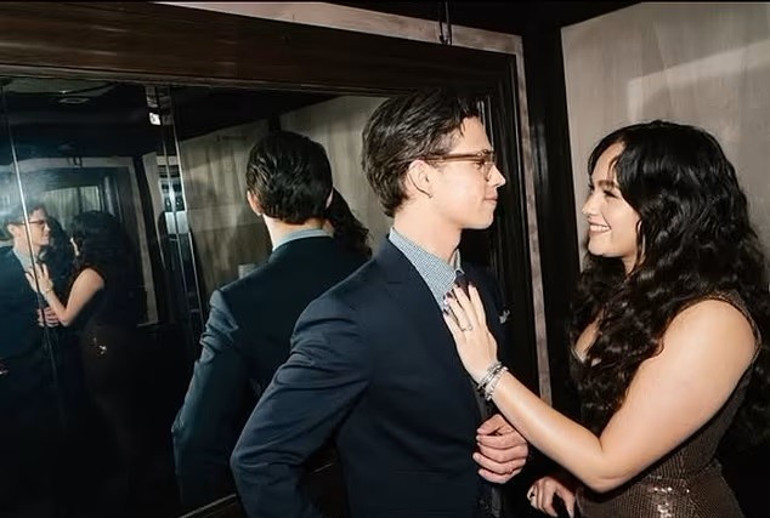 Dizi aşkı gerçek oldu Bir anda yüzüklerini gösterdiler… Sürpriz nişan