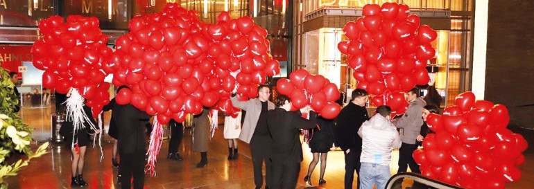 Galaya ünlü akını... Ağlatan aşk