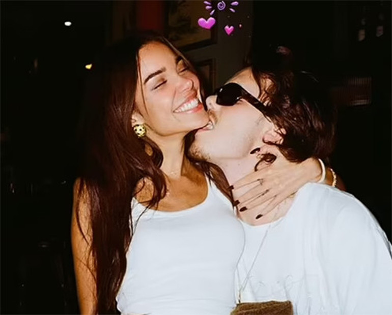 İki eltinin öpücük savaşı... Cevabı saatler sonra geldi