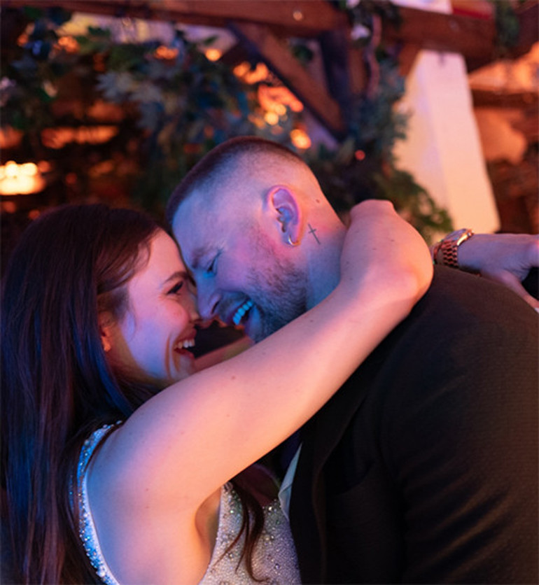 İki eltinin öpücük savaşı... Cevabı saatler sonra geldi