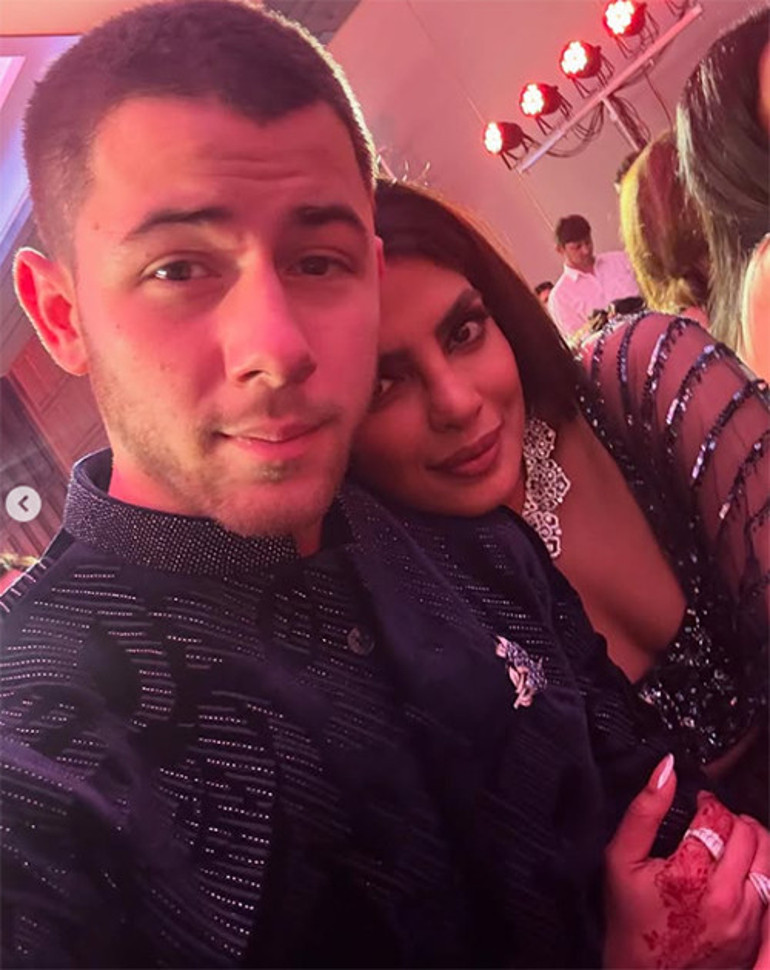 İki eltinin öpücük savaşı... Cevabı saatler sonra geldi