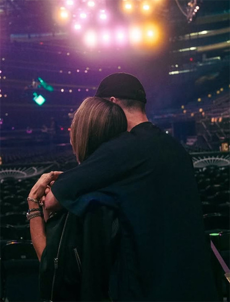 İki eltinin öpücük savaşı... Cevabı saatler sonra geldi