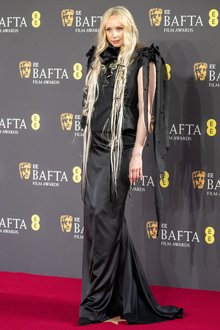 Nişanlandıktan sonra iğne ipliğe dönmüş Selena Gomez ödül gecesine damgasını vurdu