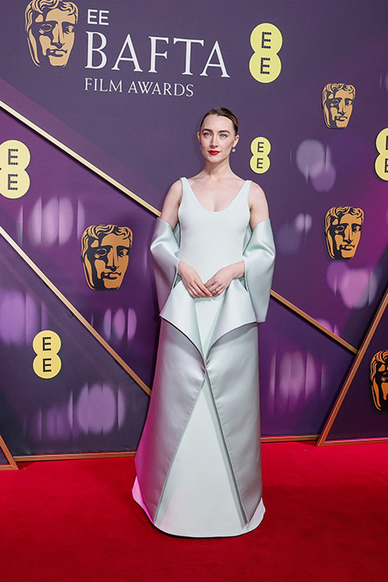 Nişanlandıktan sonra iğne ipliğe dönmüş Selena Gomez ödül gecesine damgasını vurdu