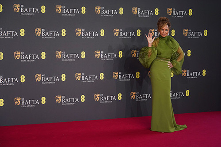 Nişanlandıktan sonra iğne ipliğe dönmüş Selena Gomez ödül gecesine damgasını vurdu