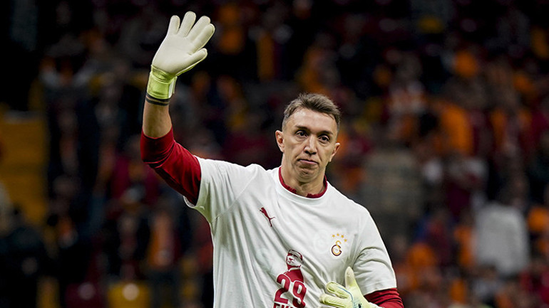 Galatasaray kaleci transfer için İstanbulda ilk görüşmesini yaptı Musleranın yerine...