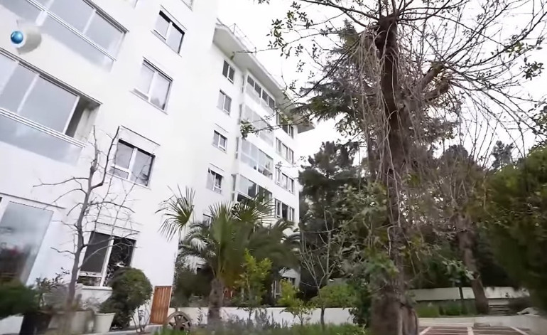 159 ülke gezdi evini getirdiği objelerle süsledi 70 ve 80lere damga vuran ünlü şarkıcı burada yaşıyor