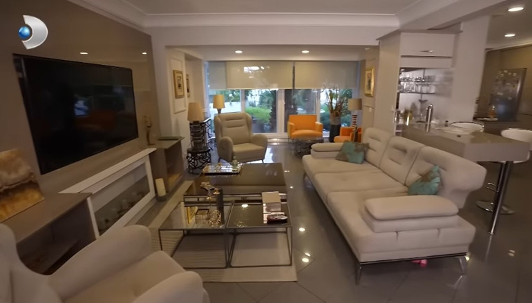 159 ülke gezdi evini getirdiği objelerle süsledi 70 ve 80lere damga vuran ünlü şarkıcı burada yaşıyor