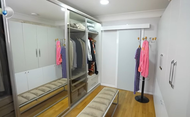 159 ülke gezdi evini getirdiği objelerle süsledi 70 ve 80lere damga vuran ünlü şarkıcı burada yaşıyor