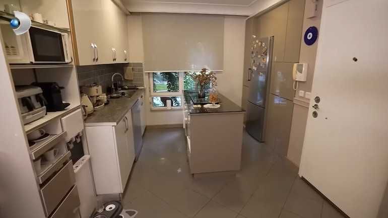 159 ülke gezdi evini getirdiği objelerle süsledi 70 ve 80lere damga vuran ünlü şarkıcı burada yaşıyor