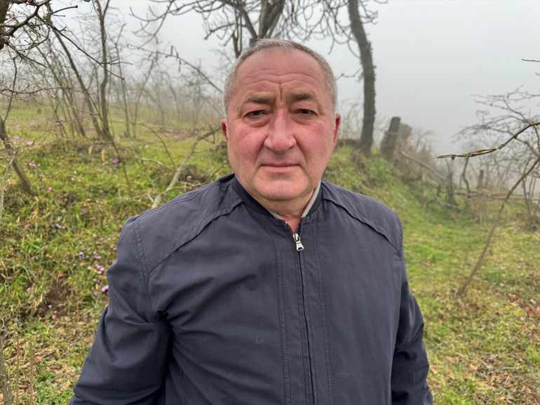 1 aydır evinin önüne gelen çakalları besliyor: İsim bile verdi