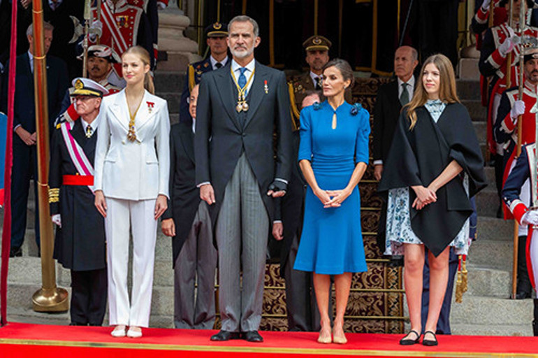 Ailesinin skandallarını unutturmuştu: Sonunda heykelini yaptılar