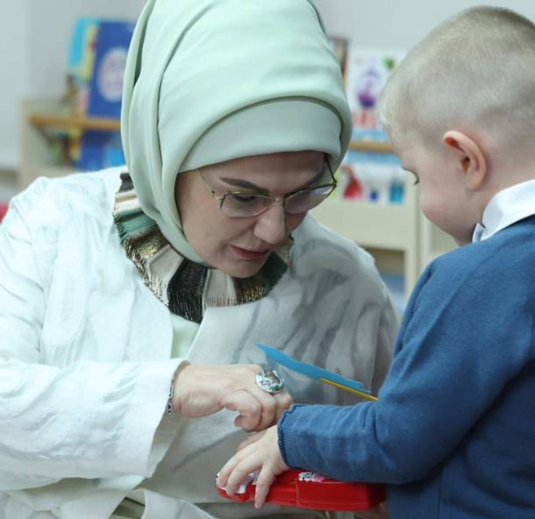 Emine Erdoğan, Ankaradaki Ukraynalı yetim çocukları ziyaret etti