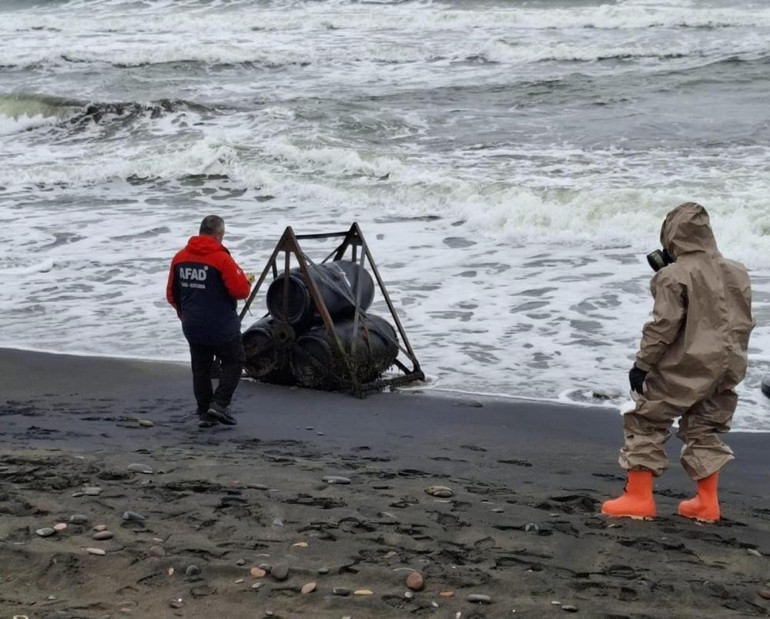 Ordunun 3 ilçesinde sahile vuran variller tedirgin etti Birinde kimyasal madde tespit edildi