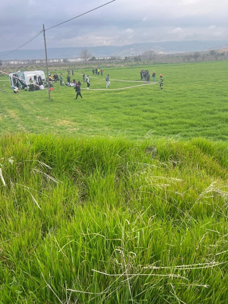 İzmirden halter şampiyonası için yola çıkan kız öğrencilerden acı haber... Denizli’de öğrenci servisi devrildi: 2 ölü, 26 yaralı