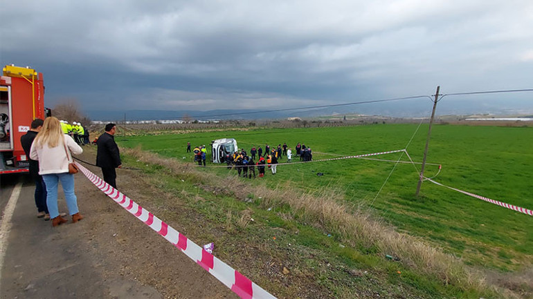 İzmirden halter şampiyonası için yola çıkan kız öğrencilerden acı haber... Denizli’de öğrenci servisi devrildi: 2 ölü, 26 yaralı