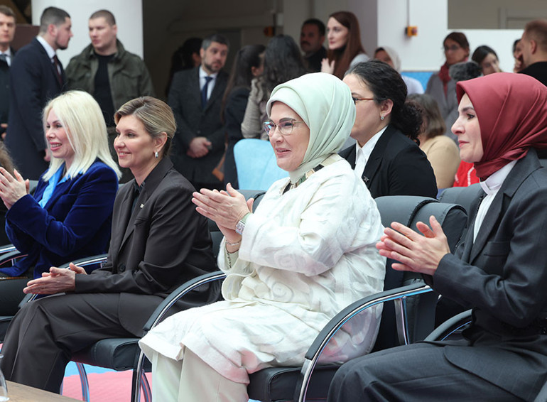 Emine Erdoğan, Ankaradaki Ukraynalı yetim çocukları ziyaret etti