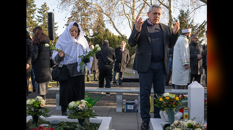 Hanau kurbanları anıldı: ‘Ortak ülkemiz Almanya bugün acınızı ve kederinizi paylaşıyor’