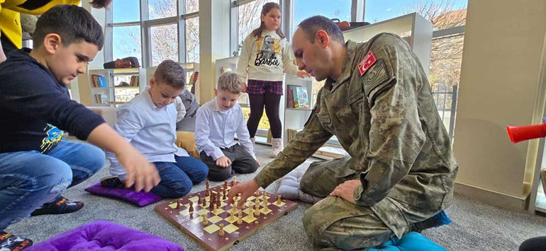 Mehmetçik’ten Kosovalı öğrencilere kütüphane