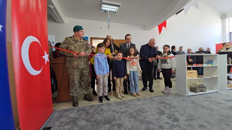 Mehmetçik’ten Kosovalı öğrencilere kütüphane