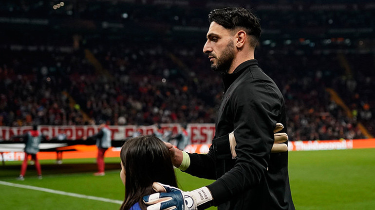 Galatasaray - AZ Alkmaar maçında Günay Güvenç fırtınası Sakatlandı, devam etti ve taraftarlar adını haykırdı...