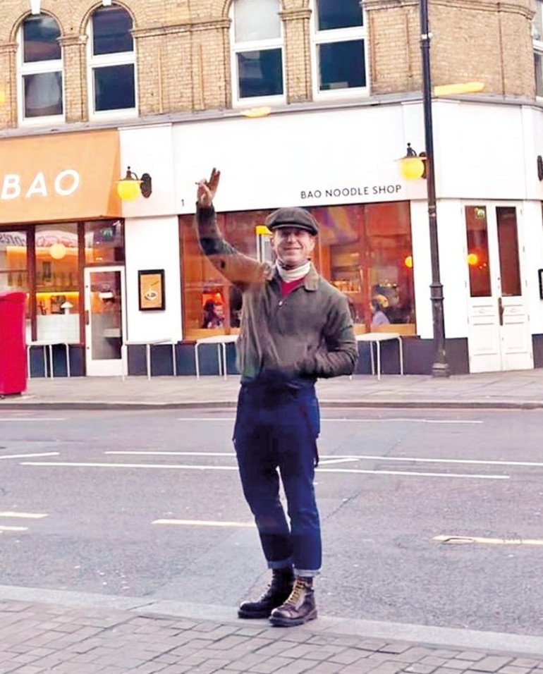 Londra’da kafa izninde