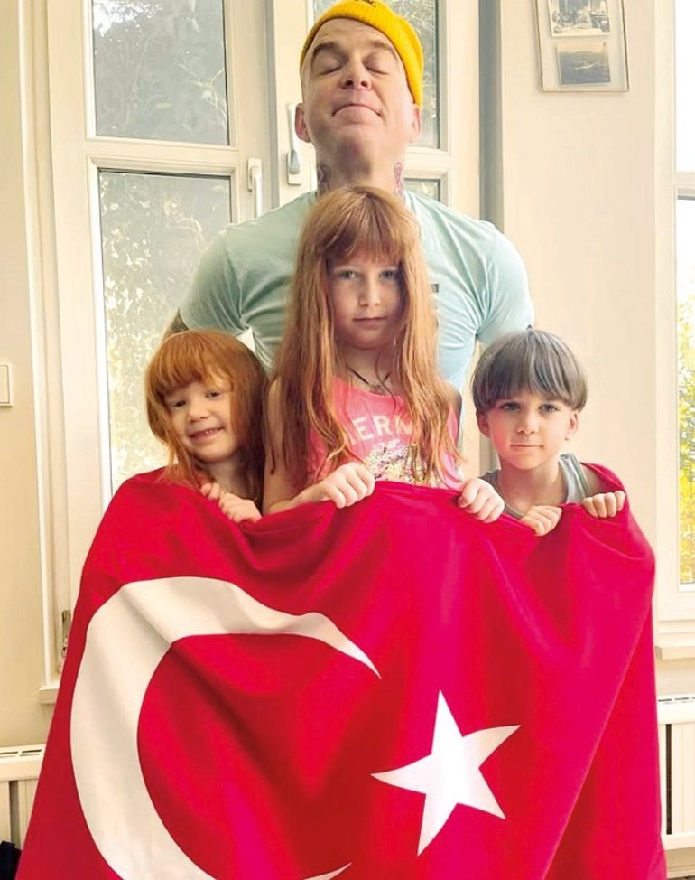 Londra’da kafa izninde