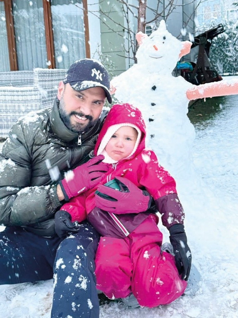 Karın keyfini lüks evlerinde çıkardılar... Aile pozu