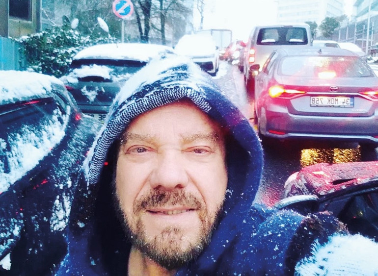 Karın keyfini lüks evlerinde çıkardılar... Aile pozu