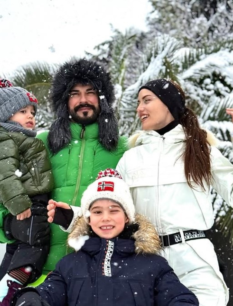 Karın keyfini lüks evlerinde çıkardılar... Aile pozu