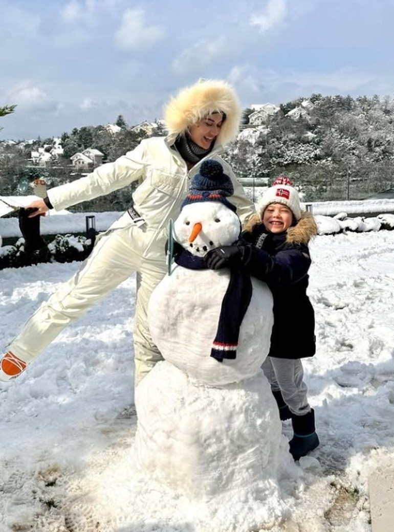 Karın keyfini lüks evlerinde çıkardılar... Aile pozu