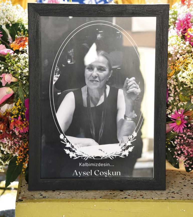 Gözyaşlarıyla uğurladılar... Anneye son veda