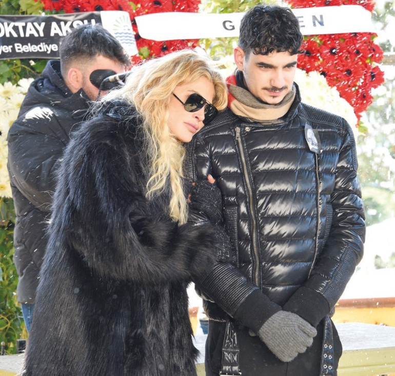 Gözyaşlarıyla uğurladılar... Anneye son veda