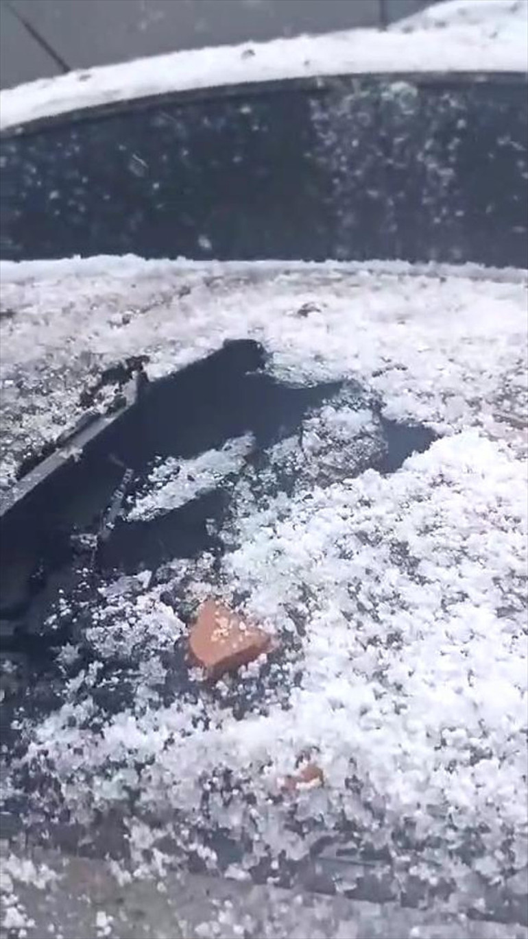 Küçükçekmecede binanın çatısına yıldırım düştü Çatıdan kopan parçalar 1 kişiyi yaraladı