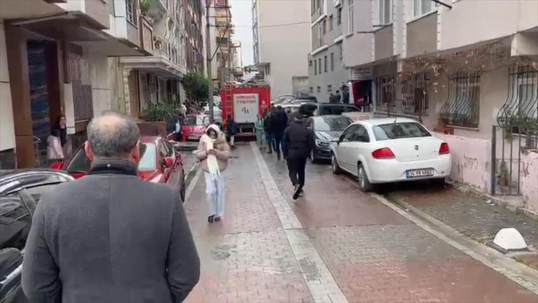 Küçükçekmecede binanın çatısına yıldırım düştü Çatıdan kopan parçalar 1 kişiyi yaraladı