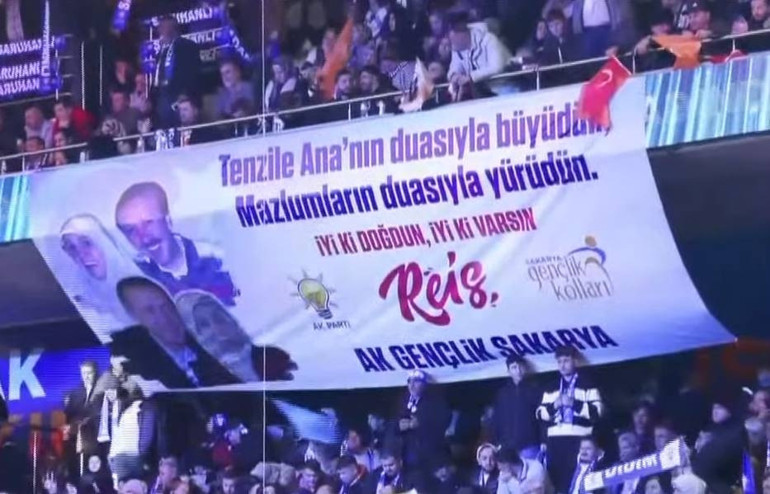 AK Partide büyük kongresinde büyük coşku On binlerce partili Erdoğanın mesajlarını takip etti | Erdoğan: Salon dışında 60 bin kişi var