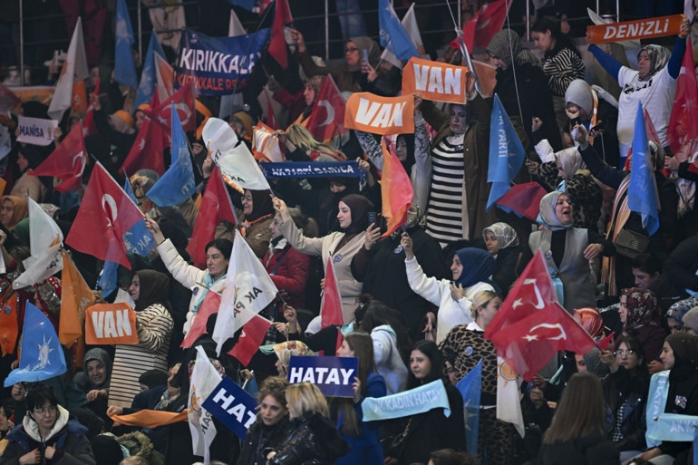 AK Partide büyük kongresinde büyük coşku On binlerce partili Erdoğanın mesajlarını takip etti | Erdoğan: Salon dışında 60 bin kişi var