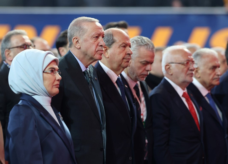 AK Partide büyük kongresinde büyük coşku On binlerce partili Erdoğanın mesajlarını takip etti | Erdoğan: Salon dışında 60 bin kişi var
