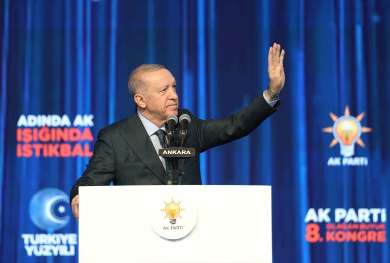AK Partide büyük kongresinde büyük coşku On binlerce partili Erdoğanın mesajlarını takip etti | Erdoğan: Salon dışında 60 bin kişi var