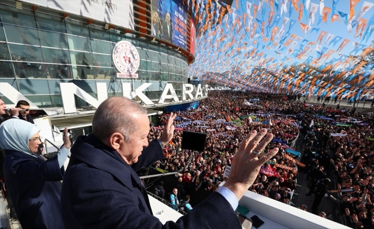 AK Partide büyük kongresinde büyük coşku On binlerce partili Erdoğanın mesajlarını takip etti | Erdoğan: Salon dışında 60 bin kişi var