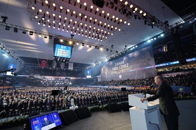 AK Partide büyük kongresinde büyük coşku On binlerce partili Erdoğanın mesajlarını takip etti | Erdoğan: Salon dışında 60 bin kişi var