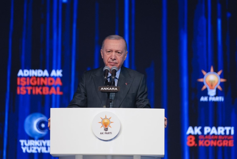 AK Partide büyük kongresinde büyük coşku On binlerce partili Erdoğanın mesajlarını takip etti | Erdoğan: Salon dışında 60 bin kişi var