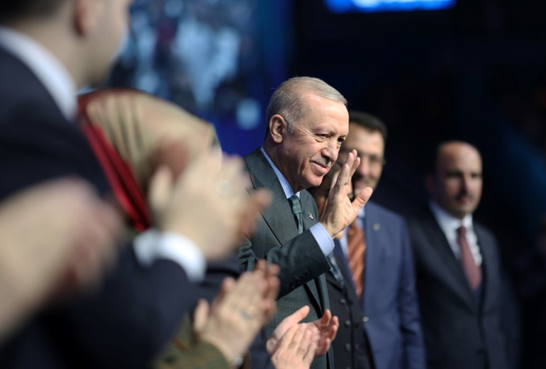 AK Partide büyük kongresinde büyük coşku On binlerce partili Erdoğanın mesajlarını takip etti | Erdoğan: Salon dışında 60 bin kişi var