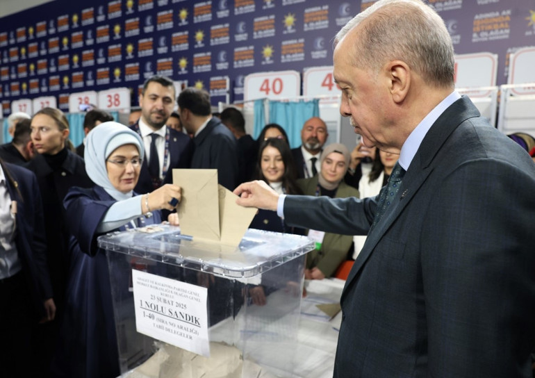 AK Partide büyük kongresinde büyük coşku On binlerce partili Erdoğanın mesajlarını takip etti | Erdoğan: Salon dışında 60 bin kişi var