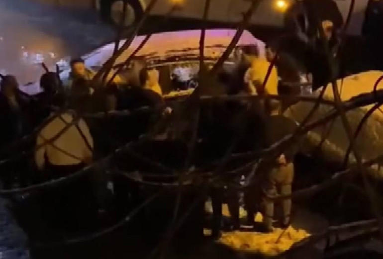 Pencereye çıkanlar çılgına döndü Kaçmaya çalışırken mahalleli önünü kesip meydan dayağı attı