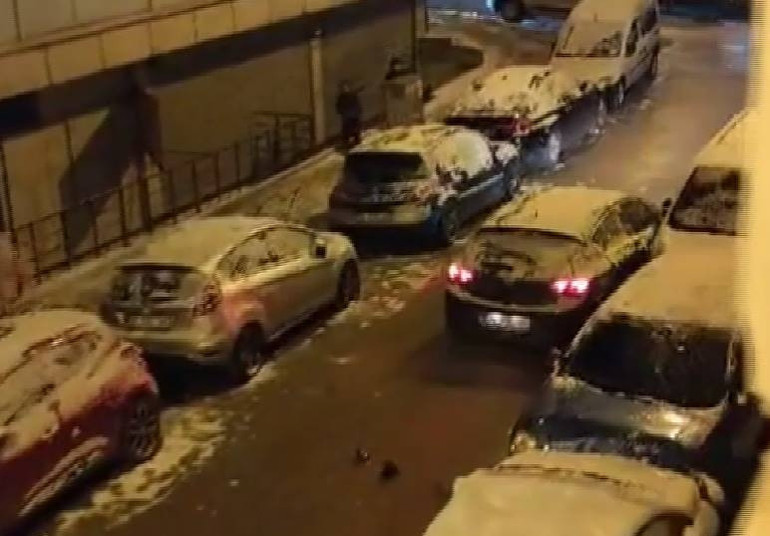 Pencereye çıkanlar çılgına döndü Kaçmaya çalışırken mahalleli önünü kesip meydan dayağı attı