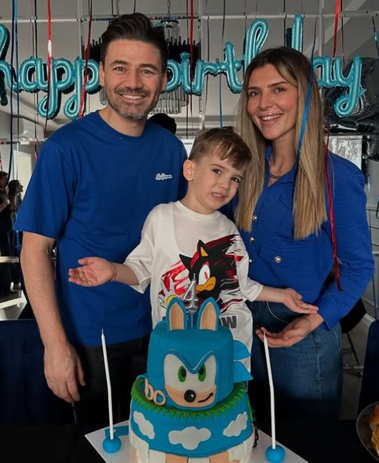 159 ülke gezdi evini getirdiği objelerle süsledi 70 ve 80lere damga vuran ünlü şarkıcı burada yaşıyor