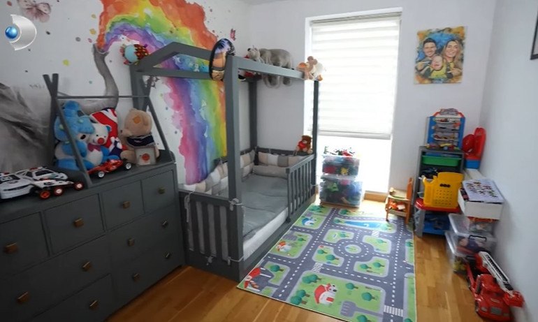 159 ülke gezdi evini getirdiği objelerle süsledi 70 ve 80lere damga vuran ünlü şarkıcı burada yaşıyor